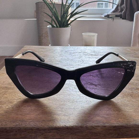 Statement cat wing sunglasses! - Picture 1 of 7